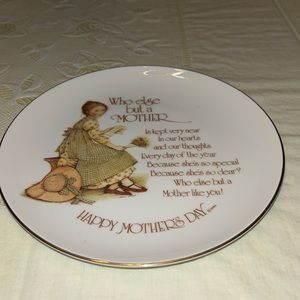 Holly Hobby 1976 Mother’s Day commemorative plate. Perfect gift for your Mom! ♥️